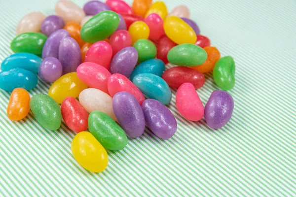 Varios Jelly Beans Sobre Fondo Rayado Verde Con Blanco —  Fotos de Stock