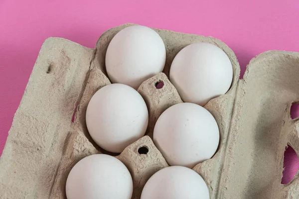 Pembe arka planda yumurtalar