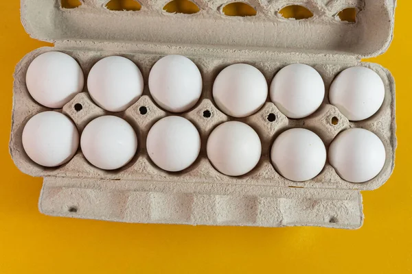 Sarı arka planda yumurtalar