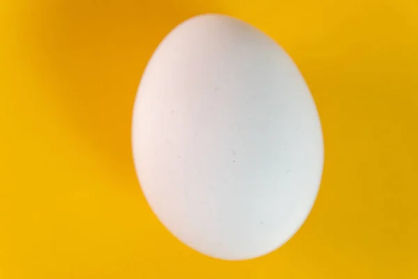 Huevo Sobre Fondo Amarillo — Foto de Stock