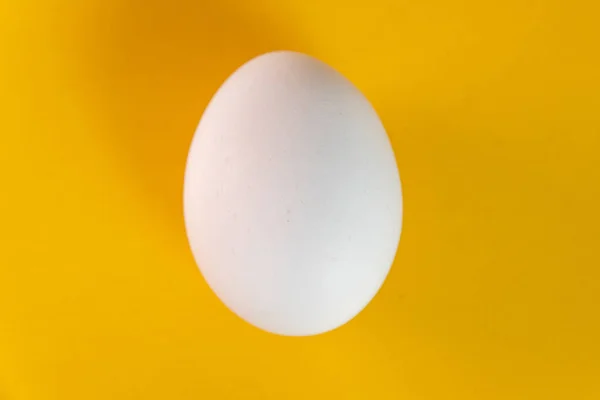 Яйцо Желтом Фоне — стоковое фото