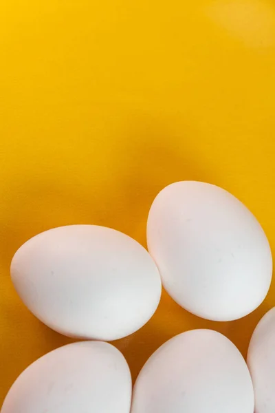 Αυγά Στο Κίτρινο Φόντο — Φωτογραφία Αρχείου