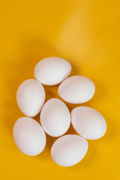 Huevos Fondo Amarillo —  Fotos de Stock