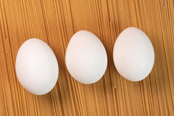 Çiğ Makarnada Beyaz Yumurta — Stok fotoğraf