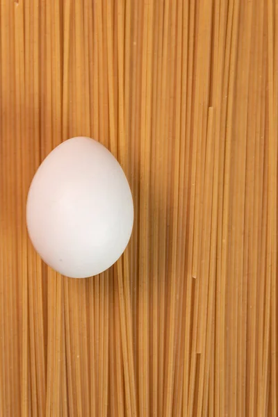 Λευκό Αυγό Στα Ωμά Ζυμαρικά — Φωτογραφία Αρχείου