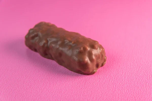 Barra Chocolate Marrom Fundo Rosa — Fotografia de Stock