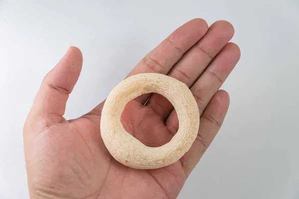 Бразильская Еда Biscoito Polvilho Белом Фоне Мужчина Держит — стоковое фото
