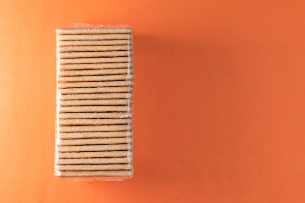 Galletas Saladas Sobre Fondo Naranja —  Fotos de Stock