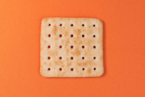 Galletas Saladas Sobre Fondo Naranja — Foto de Stock