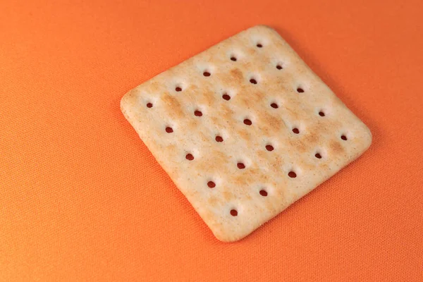 Cracker Sale Sullo Sfondo Arancione — Foto Stock