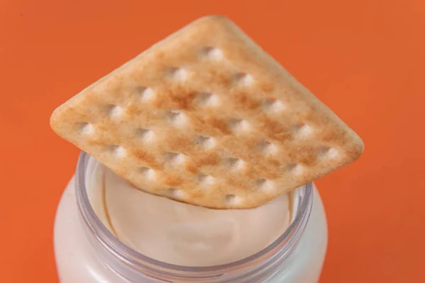 Zout Cracker Met Mayonaise Oranje Achtergrond — Stockfoto