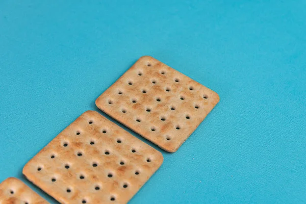 Biscoitos Salgados Fundo Azul — Fotografia de Stock