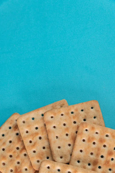 Biscoitos Salgados Fundo Azul — Fotografia de Stock