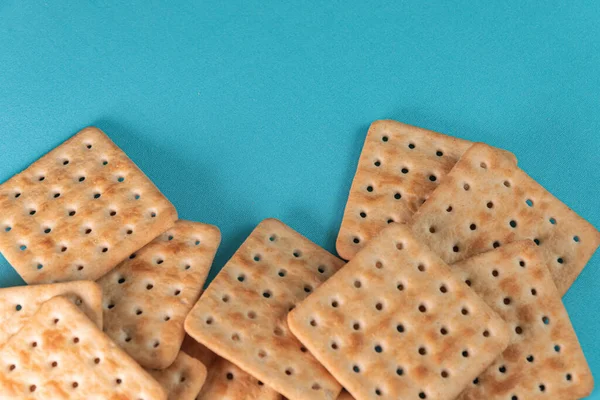 Biscoitos Salgados Fundo Azul — Fotografia de Stock