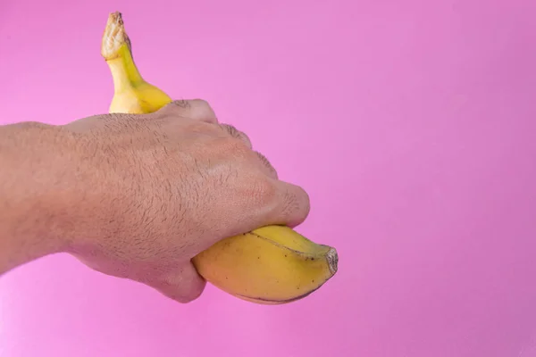 분홍색 배경에 바나나 남자가 — 스톡 사진