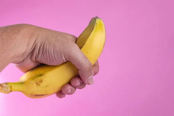 분홍색 배경에 바나나 남자가 — 스톡 사진