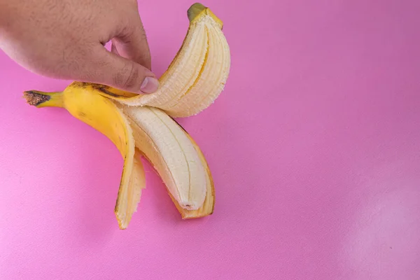 Μπανάνα Στο Ροζ Φόντο Man Holding — Φωτογραφία Αρχείου
