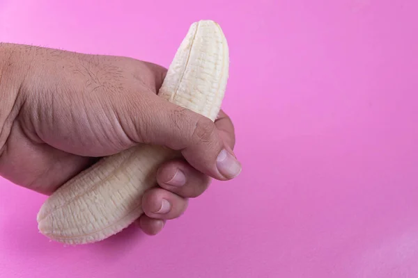 Μπανάνα Στο Ροζ Φόντο Man Holding — Φωτογραφία Αρχείου
