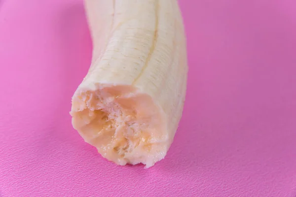 분홍색 배경에 바나나 — 스톡 사진