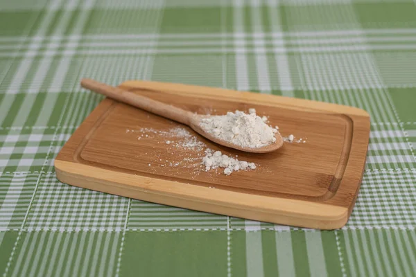 Stolik Drewnianą Łyżką Mąką — Zdjęcie stockowe