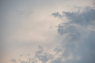 Bulutları olan inanılmaz güzel bir gökyüzü