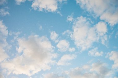 Bulutları olan inanılmaz güzel bir gökyüzü