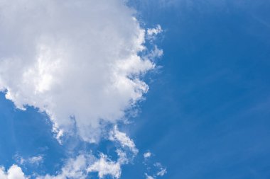 Bulutları olan inanılmaz güzel bir gökyüzü