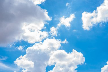 Bulutları olan inanılmaz güzel bir gökyüzü