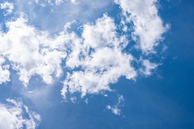 Bulutları olan inanılmaz güzel bir gökyüzü