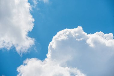 Bulutları olan inanılmaz güzel bir gökyüzü