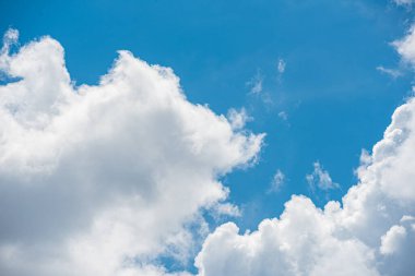 Bulutları olan inanılmaz güzel bir gökyüzü