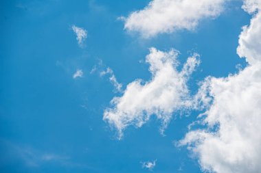 Bulutları olan inanılmaz güzel bir gökyüzü