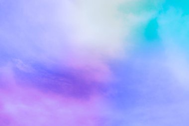 Bulutları olan inanılmaz güzel bir gökyüzü