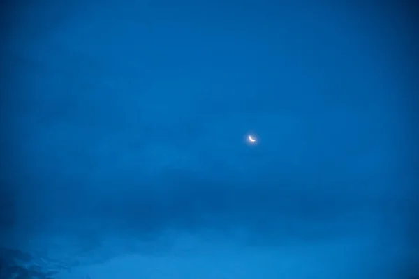 Erstaunlich Schöner Himmel Mit Wolken Mit Mond — Stockfoto
