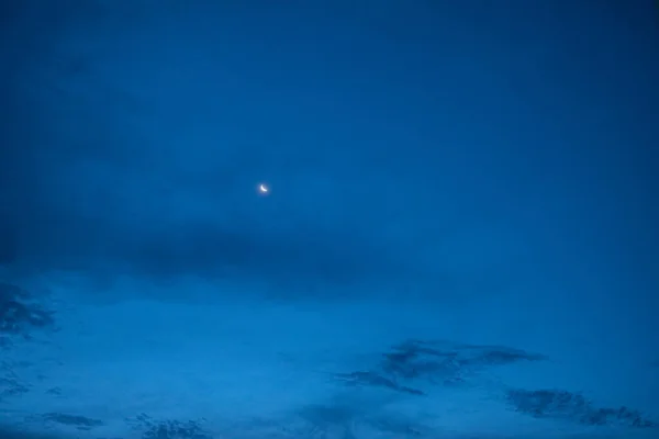 Удивительно Красивое Небо Облаками Луной — стоковое фото