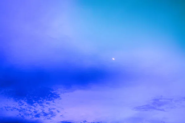 Удивительно Красивое Небо Облаками Луной — стоковое фото