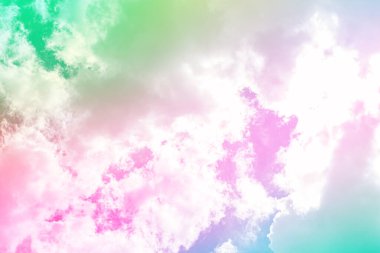 Bulutları olan inanılmaz güzel bir gökyüzü