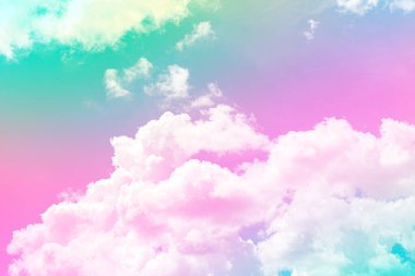 Bulutları olan inanılmaz güzel bir gökyüzü