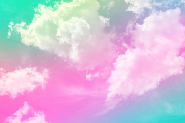 Bulutları olan inanılmaz güzel bir gökyüzü