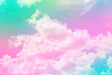 Bulutları olan inanılmaz güzel bir gökyüzü