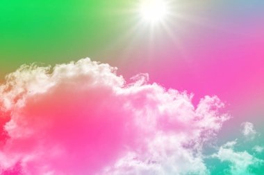 Bulutlu, güneşli inanılmaz güzel gökyüzü.