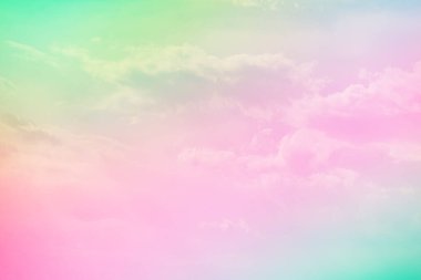 Bulutları olan inanılmaz güzel bir gökyüzü