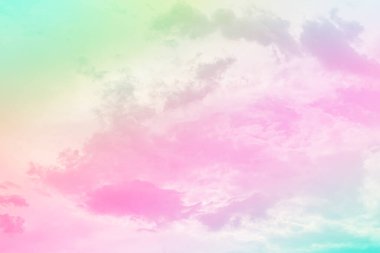 Bulutları olan inanılmaz güzel bir gökyüzü