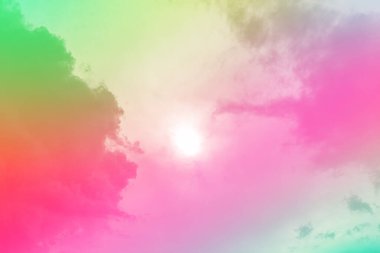 Bulutlu, güneşli inanılmaz güzel gökyüzü.