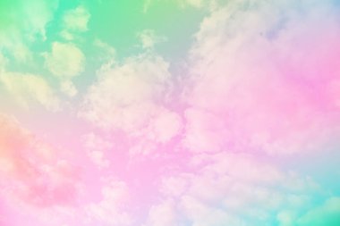 Bulutları olan inanılmaz güzel bir gökyüzü