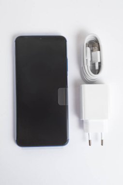 İzole edilmiş beyaz arkaplan üzerinde yeni telefon