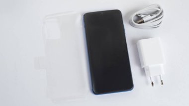 İzole edilmiş beyaz arkaplan üzerinde yeni telefon