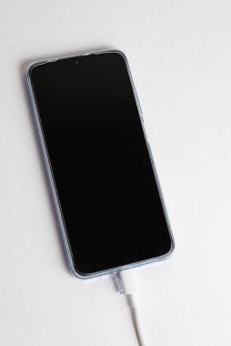 Mavi cep telefonu USB kablo tipi C 'ye bağlanıyor - şarj ediliyor