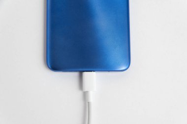 Mavi cep telefonu USB kablo tipi C 'ye bağlanıyor - şarj ediliyor