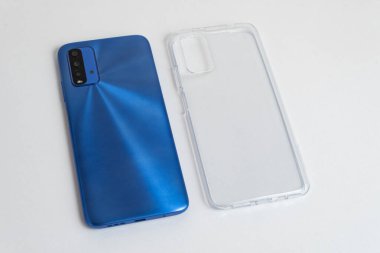 İzole edilmiş beyaz arkaplan üzerinde şeffaf kapaklı yeni cep telefonu